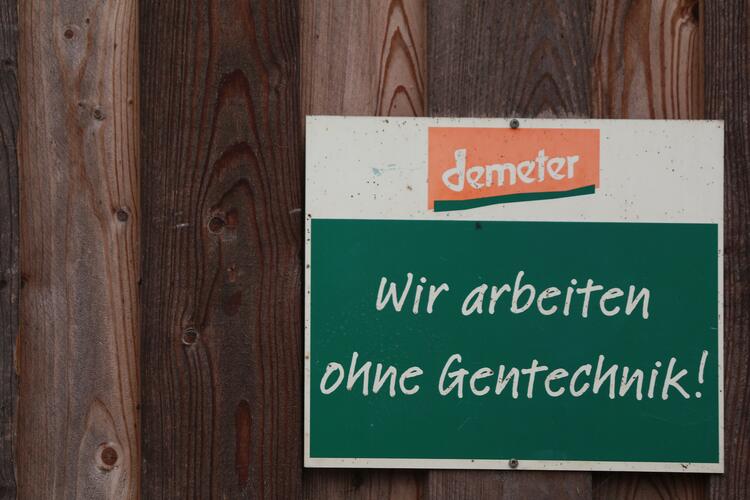 Schild mit aufschrift "wir arbeiten ohne gentechnik"