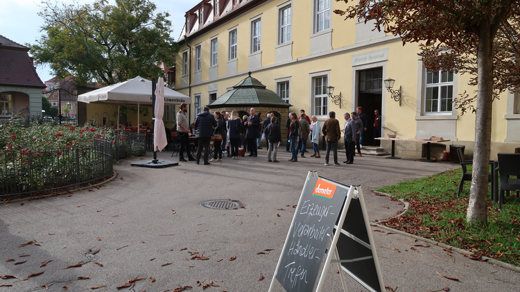 Aufnahme mit Menschen im Hintergrund